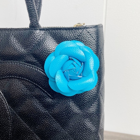 Camellia Flower Vegan Leather Magnetic Bag Charm - Picture 6 of 9